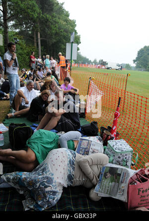 Tennis - 2009 Wimbledon Championships - Day Eleven - The All England Lawn Tennis and Croquet Club. Tennis fans queue during the Wimbledon Championships at the All England Lawn Tennis and Croquet Club, Wimbledon, London. Stock Photo