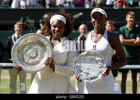 USA's Serena Williams and Venus Williams with their trophies after the Ladies Final during the 2009 Wimbledon Championships at the All England Lawn Tennis and Croquet Club, Wimbledon, London. Stock Photo