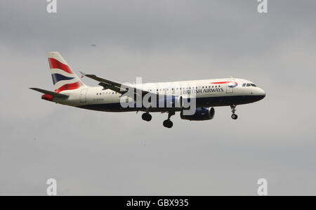 General Stock - Airplanes - Heathrow Airport. A British Airways Airbus A320 plane lands at Heathrow Airport in Middlesex Stock Photo