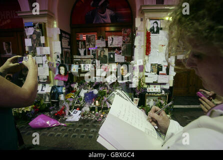 Fans leave tributes outside the Lyric Theatre on Shaftsbury Avenue in central London, where the musical Thriller Live is playing, on the night of Michael Jackson's memorial concert in Los Angeles, USA. Stock Photo