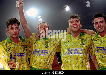 L-R: Chris Sutton, Jeremy Goss, Rob Newman, Daryl Sutch, Norwich City celebrate a win over Bayern Munich Stock Photo