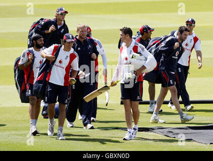Cricket - The Ashes 2009 - npower Second Test - England v Australia - England Nets - Lord's. England players during the nets session at Lord's, London. Stock Photo