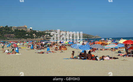 Festival goers at the beach during day 3 of the 15th International Benicassim Festival in Benicassim, Spain. Stock Photo