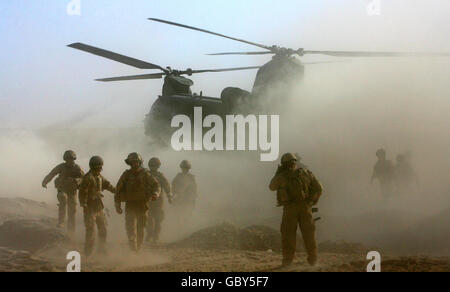 Welsh Guards, and 2 Mercian B Command, and a Chinook helicopter in Gereshk, Afghanistan as Gordon Brown today signalled the end of Operation Panther's Claw, which aimed to drive back the Taliban in the country. Stock Photo