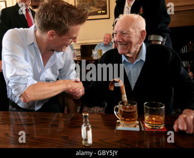 Singer Bryan Adams chats with pensioner Jack Vardy at The Royal Hospital, Chelsea. Stock Photo