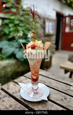 Strawberry ice cream sundae Stock Photo - Alamy