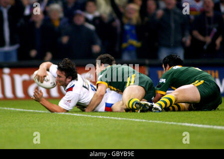 Rugby League - Gillette Tri-Nations - Great Britain v Australia. Great Britain's Andrew Farrell scores a try Stock Photo