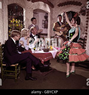 https://l450v.alamy.com/450v/gbycxp/gastronomy-restaurant-group-picture-of-dancing-people-in-restaurant-gbycxp.jpg