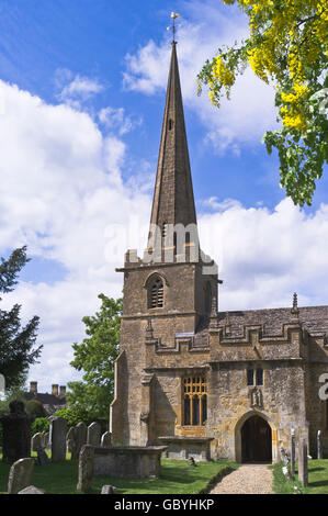 dh Stanton COTSWOLDS GLOUCESTERSHIRE St Michaels and All Angels parish church path and graveyard michael Stock Photo