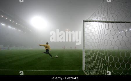 VFB Stuttgart goalkeeper Timo Hildebrand takes a goal kick into the thick fog at Herenveen's Abe Lenstra Stadium Stock Photo