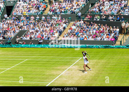 American tennis player Venus Williams plays on Centre Court, ladies singles quarter finals game, Wimbledon 2016 Championships Stock Photo