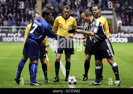 Newcastle United captain Alan Shearer (r) and Dinamo Tbilisi captain Georgi Nemsadze shake hands prior to the game Stock Photo