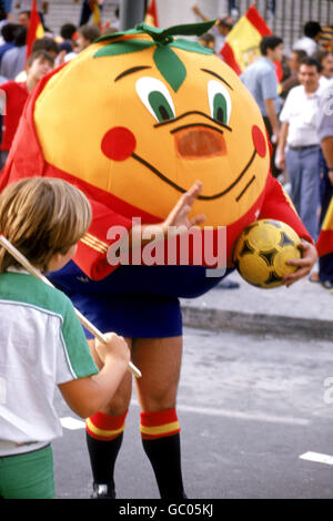 Jadeo pimienta Tipo delantero The official mascot for spain 82 world cup hi-res stock photography and  images - Alamy