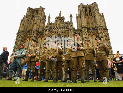 Men dressed in period uniform join hundreds of mourners on Cathedral Green in Wells, Somerset, for the funeral of Harry Patch. Stock Photo