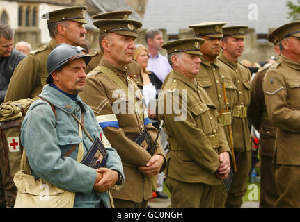 Men dressed in period uniform join hundreds of mourners on Cathedral Green in Wells, Somerset, for the funeral of Harry Patch. Stock Photo