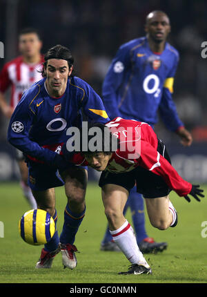 Soccer - UEFA Champions League - Group E - PSV Eindhoven v Arsenal. PSV Eindhoven's Ji-Sung Park and Arsenal's Robert Pires Stock Photo