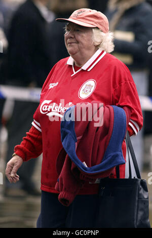 Soccer - Emlyn Hughes Funeral. A Liverpool fan arrives at Sheffield cathedral for the funeral of Emlyn Hughes Stock Photo