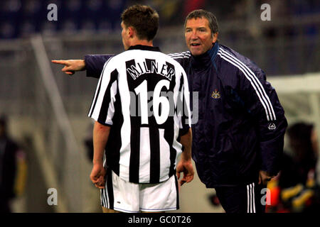 Newcastle United manager Graeme Souness has words with James Milner Stock Photo