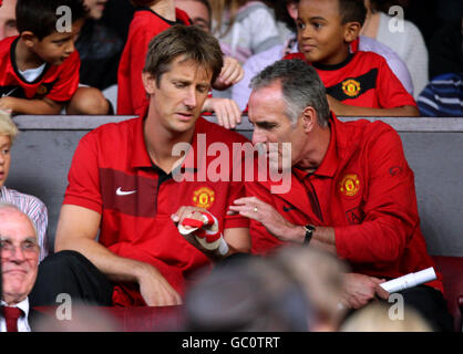 Soccer - Pre Season Friendly - Manchester United v Valencia - Old Trafford. Manvhester UnIted goalkeeper Edwin Van der Sar (left) shows off his injury to goalkeeping coach Eric Steele (right) Stock Photo