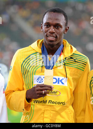 Athletics - IAAF World Athletics Championships - Day Three - Berlin 2009 - Olympiastadion. Jamaica's Usain Bolt with his Gold Medal for the 100m Stock Photo