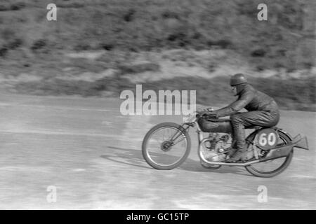 Eric Fernihough racing a new Excelsior Mechanical Marvel at the Brooklands track. Stock Photo