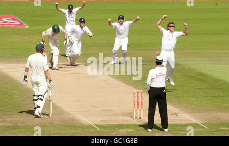 England's Graeme Swann celebrates dismissing Australia's Simon Katich during the fifth npower Test Match at the Oval, London. Stock Photo