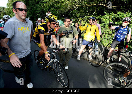 7-time Tour de France winner Lance Armstrong takes a cycle along with hundreds of fans in the Phoenix Park Dublin, after posting details of it on his Twitter site. Stock Photo