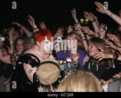 Beth Ditto of The Gossip performing on the NME / Radio 1 Stage during the Reading Festival, at Richfield Avenue, Reading. Stock Photo
