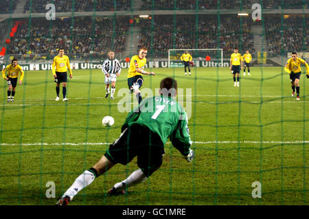 Newcastle United goalkeeper Shay Given watches Mathieu Pelletey roll his spot-kick past the post Stock Photo