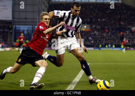 Soccer - FA Barclays Premiership - West Bromwich Albion v Manchester United. West Bromwich Albion's Neil Clement (r) and Manchester United's Darren Fletcher (l) battle for the ball Stock Photo