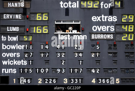 Cricket - Liverpool Victoria County Championship - Division One - Day Two - Nottinghamshire v Hampshire - Trent Bridge. General view of the Old scoreboard at Trent bridge Stock Photo