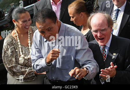 Boxing legend Muhammad Ali and his wife Lonnie Ali (right) and daughter Hana (left) unveiling the plaque on Turnpike Road to his ancestors after he was honoured today as the first Freeman of his ancestral home in Ireland. Stock Photo