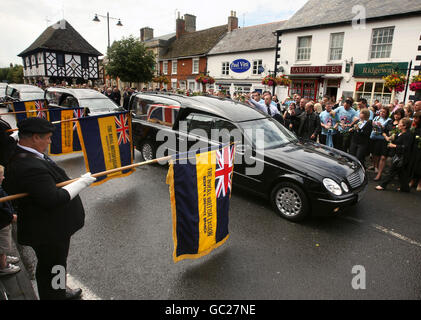 Mourners watch on the streets of Wootton Bassett, Wiltshire, as the bodies of Lance Corporal James Fullarton, Sergeant Simon Valentine, Fusillier Simon Annis and Fusilier Louis Carter, all of 2nd Battalion Royal Regiment of Fusiliers, are driven through the town following their repatriation at RAF Lyneham. Stock Photo
