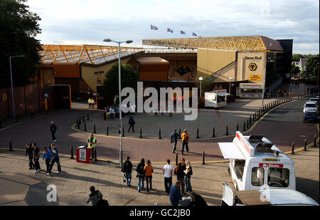 Soccer - Carling Cup - Second Round - Wolverhampton Wanderers v Swindon Town - Molineux. A General view of Molineux stadium from the outside with catering vans Stock Photo