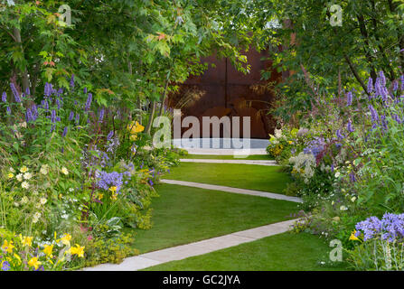 Herbaceous borders in the Dogs Trust: A Dogs Life Garden at the Hampton Court Palace Flower Show 2016 Stock Photo