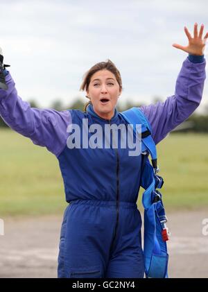 Lisa Snowdon charity parachute jump Stock Photo