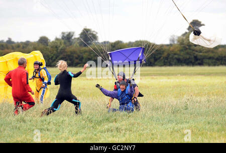 Lisa Snowdon charity parachute jump Stock Photo