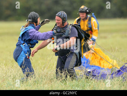 Lisa Snowdon charity parachute jump Stock Photo