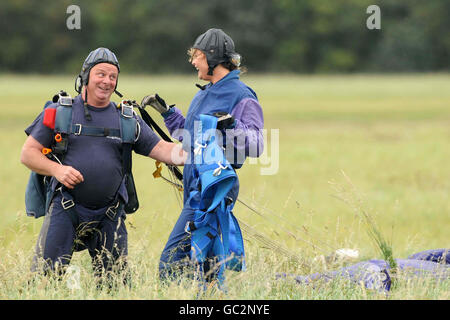 Lisa Snowdon charity parachute jump Stock Photo