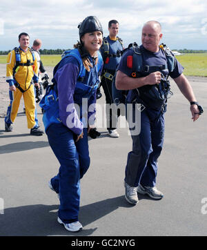 Lisa Snowdon charity parachute jump Stock Photo