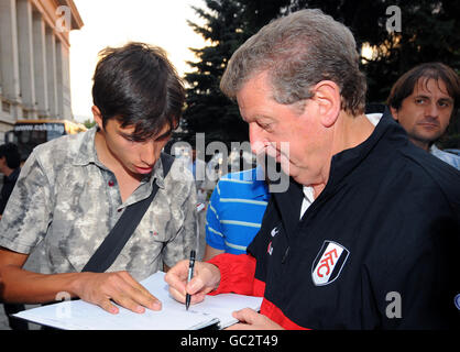 Soccer - UEFA Europa League - Group E - CSKA Sofia v Fulham - Fulham Training - Vasil Levski National Stadium. Fulham manager Roy Hodgson signs autographs for Bulgarian fans as he arrives for training Stock Photo