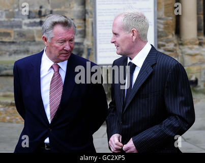 Paul Gascoigne and Sir Alex Ferguson following the Sir Bobby Robson Thanksgiving Service at Durham Cathedral, Durham. Stock Photo