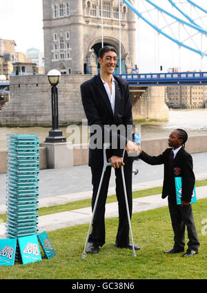 Sultan Kosen, from Turkey, is announced as the Guinness World Records Tallest Man standing at 8ft 1, and the record for the largest hands at 27.5cm, seen in Potters Field in London. Stock Photo