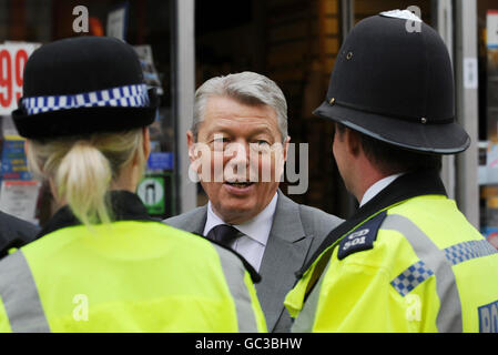 Home Secretary Alan Johnson meets police officers in Brighton today on the second day of the Labour Party conference at The Brighton Centre, Brighton, East Sussex. Stock Photo