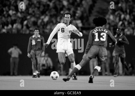 Franz Beckenbauer, New York Cosmos takes the ball past Leonardo Cuellar, NASL All Stars Stock Photo