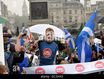 Eddie Izzard completes Sport Relief run - London Stock Photo