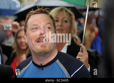 Eddie Izzard completes Sport Relief run - London Stock Photo