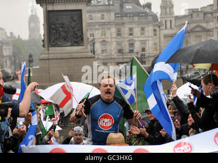 Eddie Izzard completes Sport Relief run - London Stock Photo