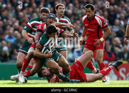 Rugby Union - Guinness Premiership - Leicester Tigers v Worcester Warriors - Welford Road. Leicester's Anthony Allen is tackled by Worcester's Sam Tuitupou during the Guinness Premiership match at Welford Road, Leicester. Stock Photo