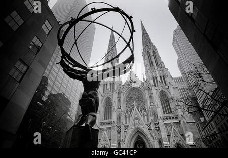 Manhattan, New York, USA. The Atlas Statue outside the Rockefeller Center. Atlas carries the world on his shoulders, by Lee Lawrie & Rene Chambellan Stock Photo